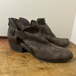 Women’s 8.5 sugar ankle boots, some rubbing on inside, otherwise GUC